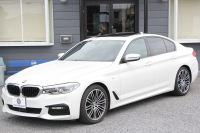 BMW 5シリーズ 530i Mｽﾎﾟｰﾂ ｾﾚｸﾄP 型式変更後｢ABA-JR20｣ 1ｵ-ﾅ ｻﾝﾙｰﾌ ﾊｰﾏﾝｶｰﾄﾞﾝ 252馬力 全席ﾋｰﾀｰ黒革 HUD 追従ACC ｽﾃｱﾘﾝｸﾞｻﾎﾟｰﾄ LEDﾍｯﾄﾞﾗｲﾄ ｵｰﾄﾊｲﾋﾞｰﾑ ﾀｯﾁ画面HDDﾅﾋﾞTV 360度ｶﾒﾗ Mspﾌﾞﾚｰｷ 19AW 電動ﾄﾗﾝｸ 専用ｴｱﾛ 2年保証