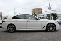 BMW 5シリーズ 530i Mｽﾎﾟｰﾂ ｾﾚｸﾄP 型式変更後｢ABA-JR20｣ 1ｵ-ﾅ ｻﾝﾙｰﾌ ﾊｰﾏﾝｶｰﾄﾞﾝ 252馬力 全席ﾋｰﾀｰ黒革 HUD 追従ACC ｽﾃｱﾘﾝｸﾞｻﾎﾟｰﾄ LEDﾍｯﾄﾞﾗｲﾄ ｵｰﾄﾊｲﾋﾞｰﾑ ﾀｯﾁ画面HDDﾅﾋﾞTV 360度ｶﾒﾗ Mspﾌﾞﾚｰｷ 19AW 電動ﾄﾗﾝｸ 専用ｴｱﾛ 2年保証