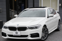 BMW 5シリーズ 530i Mｽﾎﾟｰﾂ ｾﾚｸﾄP 型式変更後｢ABA-JR20｣ 1ｵ-ﾅ ｻﾝﾙｰﾌ ﾊｰﾏﾝｶｰﾄﾞﾝ 252馬力 全席ﾋｰﾀｰ黒革 HUD 追従ACC ｽﾃｱﾘﾝｸﾞｻﾎﾟｰﾄ LEDﾍｯﾄﾞﾗｲﾄ ｵｰﾄﾊｲﾋﾞｰﾑ ﾀｯﾁ画面HDDﾅﾋﾞTV 360度ｶﾒﾗ Mspﾌﾞﾚｰｷ 19AW 電動ﾄﾗﾝｸ 専用ｴｱﾛ 2年保証
