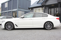 BMW 5シリーズ 530i Mｽﾎﾟｰﾂ ｾﾚｸﾄP 型式変更後｢ABA-JR20｣ 1ｵ-ﾅ ｻﾝﾙｰﾌ ﾊｰﾏﾝｶｰﾄﾞﾝ 252馬力 全席ﾋｰﾀｰ黒革 HUD 追従ACC ｽﾃｱﾘﾝｸﾞｻﾎﾟｰﾄ LEDﾍｯﾄﾞﾗｲﾄ ｵｰﾄﾊｲﾋﾞｰﾑ ﾀｯﾁ画面HDDﾅﾋﾞTV 360度ｶﾒﾗ Mspﾌﾞﾚｰｷ 19AW 電動ﾄﾗﾝｸ 専用ｴｱﾛ 2年保証