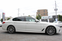 BMW 5シリーズ 530i Mｽﾎﾟｰﾂ ｾﾚｸﾄP 型式変更後｢ABA-JR20｣ 1ｵ-ﾅ ｻﾝﾙｰﾌ ﾊｰﾏﾝｶｰﾄﾞﾝ 252馬力 全席ﾋｰﾀｰ黒革 HUD 追従ACC ｽﾃｱﾘﾝｸﾞｻﾎﾟｰﾄ LEDﾍｯﾄﾞﾗｲﾄ ｵｰﾄﾊｲﾋﾞｰﾑ ﾀｯﾁ画面HDDﾅﾋﾞTV 360度ｶﾒﾗ Mspﾌﾞﾚｰｷ 19AW 電動ﾄﾗﾝｸ 専用ｴｱﾛ 2年保証