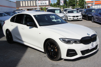 BMW 3シリーズ 320d Xdrive Mｽﾎﾟｰﾂ ｴﾃﾞｨｼｮﾝｻﾝﾗｲｽﾞ限定車 ﾋｰﾀｰ黒革 ﾚｰｻﾞｰﾗｲﾄ ｱﾀﾞﾌﾟﾃｨﾌﾞMｻｽ 専用19AW 渋滞ﾊﾝｽﾞｵﾌ Mﾘｱｽﾎﾟｲﾗｰ Mｼｰﾄﾍﾞﾙﾄ 追従ACC ｽﾃｱﾘﾝｸﾞｻﾎﾟｰﾄ BMWﾗｲﾌﾞｺｯｸﾋﾟｯﾄﾞｱｯﾌﾟﾙｶｰﾌﾟﾚｲ ﾜｲﾔﾚｽ充電 2年保証