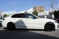 BMW 3シリーズ 320d Xdrive Mｽﾎﾟｰﾂ ｴﾃﾞｨｼｮﾝｻﾝﾗｲｽﾞ限定車 ﾋｰﾀｰ黒革 ﾚｰｻﾞｰﾗｲﾄ ｱﾀﾞﾌﾟﾃｨﾌﾞMｻｽ 専用19AW 渋滞ﾊﾝｽﾞｵﾌ Mﾘｱｽﾎﾟｲﾗｰ Mｼｰﾄﾍﾞﾙﾄ 追従ACC ｽﾃｱﾘﾝｸﾞｻﾎﾟｰﾄ BMWﾗｲﾌﾞｺｯｸﾋﾟｯﾄﾞｱｯﾌﾟﾙｶｰﾌﾟﾚｲ ﾜｲﾔﾚｽ充電 2年保証