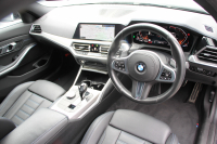 BMW 3シリーズ 320d Xdrive Mｽﾎﾟｰﾂ ｴﾃﾞｨｼｮﾝｻﾝﾗｲｽﾞ限定車 ﾋｰﾀｰ黒革 ﾚｰｻﾞｰﾗｲﾄ ｱﾀﾞﾌﾟﾃｨﾌﾞMｻｽ 専用19AW 渋滞ﾊﾝｽﾞｵﾌ Mﾘｱｽﾎﾟｲﾗｰ Mｼｰﾄﾍﾞﾙﾄ 追従ACC ｽﾃｱﾘﾝｸﾞｻﾎﾟｰﾄ BMWﾗｲﾌﾞｺｯｸﾋﾟｯﾄﾞｱｯﾌﾟﾙｶｰﾌﾟﾚｲ ﾜｲﾔﾚｽ充電 2年保証