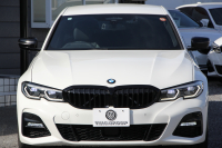 BMW 3シリーズ 320d Xdrive Mｽﾎﾟｰﾂ ｴﾃﾞｨｼｮﾝｻﾝﾗｲｽﾞ限定車 ﾋｰﾀｰ黒革 ﾚｰｻﾞｰﾗｲﾄ ｱﾀﾞﾌﾟﾃｨﾌﾞMｻｽ 専用19AW 渋滞ﾊﾝｽﾞｵﾌ Mﾘｱｽﾎﾟｲﾗｰ Mｼｰﾄﾍﾞﾙﾄ 追従ACC ｽﾃｱﾘﾝｸﾞｻﾎﾟｰﾄ BMWﾗｲﾌﾞｺｯｸﾋﾟｯﾄﾞｱｯﾌﾟﾙｶｰﾌﾟﾚｲ ﾜｲﾔﾚｽ充電 2年保証