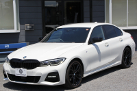 BMW 3シリーズ 320d Xdrive Mｽﾎﾟｰﾂ ｴﾃﾞｨｼｮﾝｻﾝﾗｲｽﾞ限定車 ﾋｰﾀｰ黒革 ﾚｰｻﾞｰﾗｲﾄ ｱﾀﾞﾌﾟﾃｨﾌﾞMｻｽ 専用19AW 渋滞ﾊﾝｽﾞｵﾌ Mﾘｱｽﾎﾟｲﾗｰ Mｼｰﾄﾍﾞﾙﾄ 追従ACC ｽﾃｱﾘﾝｸﾞｻﾎﾟｰﾄ BMWﾗｲﾌﾞｺｯｸﾋﾟｯﾄﾞｱｯﾌﾟﾙｶｰﾌﾟﾚｲ ﾜｲﾔﾚｽ充電 2年保証