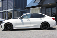 BMW 3シリーズ 320d Xdrive Mｽﾎﾟｰﾂ ｴﾃﾞｨｼｮﾝｻﾝﾗｲｽﾞ限定車 ﾋｰﾀｰ黒革 ﾚｰｻﾞｰﾗｲﾄ ｱﾀﾞﾌﾟﾃｨﾌﾞMｻｽ 専用19AW 渋滞ﾊﾝｽﾞｵﾌ Mﾘｱｽﾎﾟｲﾗｰ Mｼｰﾄﾍﾞﾙﾄ 追従ACC ｽﾃｱﾘﾝｸﾞｻﾎﾟｰﾄ BMWﾗｲﾌﾞｺｯｸﾋﾟｯﾄﾞｱｯﾌﾟﾙｶｰﾌﾟﾚｲ ﾜｲﾔﾚｽ充電 2年保証