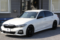 BMW 3シリーズ 320d Xdrive Mｽﾎﾟｰﾂ ｴﾃﾞｨｼｮﾝｻﾝﾗｲｽﾞ限定車 ﾋｰﾀｰ黒革 ﾚｰｻﾞｰﾗｲﾄ ｱﾀﾞﾌﾟﾃｨﾌﾞMｻｽ 専用19AW 渋滞ﾊﾝｽﾞｵﾌ Mﾘｱｽﾎﾟｲﾗｰ Mｼｰﾄﾍﾞﾙﾄ 追従ACC ｽﾃｱﾘﾝｸﾞｻﾎﾟｰﾄ BMWﾗｲﾌﾞｺｯｸﾋﾟｯﾄﾞｱｯﾌﾟﾙｶｰﾌﾟﾚｲ ﾜｲﾔﾚｽ充電 2年保証