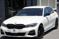 BMW 3シリーズ 320d Xdrive Mｽﾎﾟｰﾂ ｴﾃﾞｨｼｮﾝｻﾝﾗｲｽﾞ限定車 ﾋｰﾀｰ黒革 ﾚｰｻﾞｰﾗｲﾄ ｱﾀﾞﾌﾟﾃｨﾌﾞMｻｽ 専用19AW 渋滞ﾊﾝｽﾞｵﾌ Mﾘｱｽﾎﾟｲﾗｰ Mｼｰﾄﾍﾞﾙﾄ 追従ACC ｽﾃｱﾘﾝｸﾞｻﾎﾟｰﾄ BMWﾗｲﾌﾞｺｯｸﾋﾟｯﾄﾞｱｯﾌﾟﾙｶｰﾌﾟﾚｲ ﾜｲﾔﾚｽ充電 2年保証