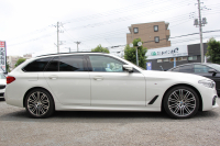 BMW 5シリーズ 523i ﾂｰﾘﾝｸﾞMｽﾎﾟｰﾂ ﾊｲﾗｲﾝ 中期 型式変更後｢3BA-JT20T｣NEWｲﾝﾃﾘｱ 新HDDﾅﾋﾞｱｯﾌﾟﾙｶｰﾌﾟﾚｲ BMWﾗｲﾌﾞｺｯｸﾋﾟｯﾄ 全席ﾋｰﾀｰ黒革 追従ACC LEDﾍｯﾄﾞﾗｲﾄ ｵｰﾄﾊｲﾋﾞｰﾑ 360度ｶﾒﾗ 電動ﾘｱｹﾞｰﾄ ｽﾃｱﾘﾝｸﾞｻﾎﾟｰﾄ 2年保証