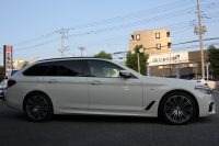BMW 5シリーズ 523i ﾂｰﾘﾝｸﾞMｽﾎﾟｰﾂ ﾊｲﾗｲﾝ 中期 型式変更後｢3BA-JT20T｣NEWｲﾝﾃﾘｱ 新HDDﾅﾋﾞｱｯﾌﾟﾙｶｰﾌﾟﾚｲ BMWﾗｲﾌﾞｺｯｸﾋﾟｯﾄ 全席ﾋｰﾀｰ黒革 追従ACC LEDﾍｯﾄﾞﾗｲﾄ ｵｰﾄﾊｲﾋﾞｰﾑ 360度ｶﾒﾗ 電動ﾘｱｹﾞｰﾄ ｽﾃｱﾘﾝｸﾞｻﾎﾟｰﾄ 2年保証