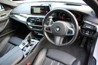 BMW 5シリーズ 523i ﾂｰﾘﾝｸﾞMｽﾎﾟｰﾂ ﾊｲﾗｲﾝ 中期 型式変更後｢3BA-JT20T｣NEWｲﾝﾃﾘｱ 新HDDﾅﾋﾞｱｯﾌﾟﾙｶｰﾌﾟﾚｲ BMWﾗｲﾌﾞｺｯｸﾋﾟｯﾄ 全席ﾋｰﾀｰ黒革 追従ACC LEDﾍｯﾄﾞﾗｲﾄ ｵｰﾄﾊｲﾋﾞｰﾑ 360度ｶﾒﾗ 電動ﾘｱｹﾞｰﾄ ｽﾃｱﾘﾝｸﾞｻﾎﾟｰﾄ 2年保証