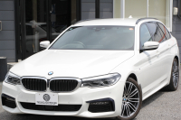 BMW 5シリーズ 523i ﾂｰﾘﾝｸﾞMｽﾎﾟｰﾂ ﾊｲﾗｲﾝ 中期 型式変更後｢3BA-JT20T｣NEWｲﾝﾃﾘｱ 新HDDﾅﾋﾞｱｯﾌﾟﾙｶｰﾌﾟﾚｲ BMWﾗｲﾌﾞｺｯｸﾋﾟｯﾄ 全席ﾋｰﾀｰ黒革 追従ACC LEDﾍｯﾄﾞﾗｲﾄ ｵｰﾄﾊｲﾋﾞｰﾑ 360度ｶﾒﾗ 電動ﾘｱｹﾞｰﾄ ｽﾃｱﾘﾝｸﾞｻﾎﾟｰﾄ 2年保証