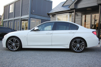 BMW 3シリーズ 320d Mｽﾎﾟｰﾂ ｴﾃﾞｨｼｮﾝｼｬﾄﾞｰ 後期 1300台限定車 ﾋｰﾀｰ黒革 ﾀﾞｰｸLEDﾍｯﾄﾞﾗｲﾄ&ﾃｰﾙ 液晶ﾒｰﾀｰ 追従ACC ﾚｰﾝﾁｪﾝｼﾞ警告 ﾀｯﾁ画面HDDﾅﾋﾞBｶﾒﾗ Bluetooth接続 ｽﾏｰﾄｷｰ 専用19AW 専用ｴｱﾛ ﾊﾟﾄﾞﾙｼﾌﾄ 2年保証