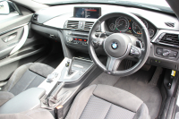 BMW 3シリーズ 320i ｸﾞﾗﾝﾂｰﾘｽﾓ Mｽﾎﾟｰﾂ 追従ACC 衝突軽減ﾌﾞﾚｰｷ 車線逸脱警告 歩行者警告 ﾀｯﾁﾊﾟｯﾄﾞ対応HDDﾅﾋﾞ電動ﾄﾗﾝｸ Mｽﾎﾟｰﾂｴｱﾛ 18AW ﾒﾓﾘｰ付電動ｼｰﾄ ETC2.0 ｽﾏｰﾄｷｰ ﾊﾟﾄﾞﾙｼﾌﾄ 電動ﾘｱｳｲﾝｸﾞ2年保証