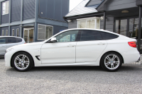 BMW 3シリーズ 320i ｸﾞﾗﾝﾂｰﾘｽﾓ Mｽﾎﾟｰﾂ 追従ACC 衝突軽減ﾌﾞﾚｰｷ 車線逸脱警告 歩行者警告 ﾀｯﾁﾊﾟｯﾄﾞ対応HDDﾅﾋﾞ電動ﾄﾗﾝｸ Mｽﾎﾟｰﾂｴｱﾛ 18AW ﾒﾓﾘｰ付電動ｼｰﾄ ETC2.0 ｽﾏｰﾄｷｰ ﾊﾟﾄﾞﾙｼﾌﾄ 電動ﾘｱｳｲﾝｸﾞ2年保証