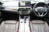 BMW 5シリーズ 530i ﾗｸﾞｼﾞｭｱﾘｰ 後期 ｴｸｽｸﾙｰｼﾌﾞﾅｯﾊﾟﾚｻﾞｰP ｲﾉﾍﾞｰｼｮﾝP ﾓｶﾅｯﾊﾟﾚｻﾞｰ ﾌﾛﾝﾄﾍﾞﾝﾁﾚｰｼｮﾝ&ｺﾝﾌｫｰﾄｼｰﾄ 全席ｼｰﾄﾋｰﾀｰ ﾚｰｻﾞｰﾗｲﾄ ﾃﾞｨｽﾌﾟﾚｲｷｰ ﾘﾓｰﾄP ﾊｰﾏﾝｶｰﾄﾞﾝ 360度ｶﾒﾗ 可変ｻｽ 追従ACC HUD 電動ﾄﾗﾝｸ 2年保証