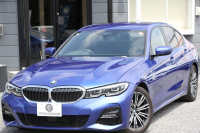 BMW 3シリーズ 320i Mｽﾎﾟｰﾂ ﾊｲﾗｲﾝ ｺﾝﾌｫｰﾄP ﾌﾞﾗｯｸﾚｻﾞｰ ｼｰﾄﾋｰﾀｰ ﾊｰﾏﾝｶｰﾄﾞﾝ 追従ACC 電動ﾄﾗﾝｸ ｽﾃｱﾘﾝｸﾞｻﾎﾟｰﾄ ﾀｯﾁ画面HDDﾅﾋﾞｱｯﾌﾟﾙｶｰﾌﾟﾚｲ ﾊﾟｰｷﾝｸﾞｱｼｽﾄ+ 360ｶﾒﾗ LEDﾍｯﾄﾞﾗｲﾄ ｵｰﾄﾊｲﾋﾞｰﾑ 専用ｴｱﾛ ﾜｲﾔﾚｽ充電 2年保証
