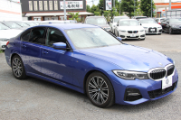 BMW 3シリーズ 320i Mｽﾎﾟｰﾂ ﾊｲﾗｲﾝ ｺﾝﾌｫｰﾄP ﾌﾞﾗｯｸﾚｻﾞｰ ｼｰﾄﾋｰﾀｰ ﾊｰﾏﾝｶｰﾄﾞﾝ 追従ACC 電動ﾄﾗﾝｸ ｽﾃｱﾘﾝｸﾞｻﾎﾟｰﾄ ﾀｯﾁ画面HDDﾅﾋﾞｱｯﾌﾟﾙｶｰﾌﾟﾚｲ ﾊﾟｰｷﾝｸﾞｱｼｽﾄ+ 360ｶﾒﾗ LEDﾍｯﾄﾞﾗｲﾄ ｵｰﾄﾊｲﾋﾞｰﾑ 専用ｴｱﾛ ﾜｲﾔﾚｽ充電 2年保証