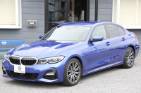 BMW 3シリーズ 320i Mｽﾎﾟｰﾂ ﾊｲﾗｲﾝ ｺﾝﾌｫｰﾄP ﾌﾞﾗｯｸﾚｻﾞｰ ｼｰﾄﾋｰﾀｰ ﾊｰﾏﾝｶｰﾄﾞﾝ 追従ACC 電動ﾄﾗﾝｸ ｽﾃｱﾘﾝｸﾞｻﾎﾟｰﾄ ﾀｯﾁ画面HDDﾅﾋﾞｱｯﾌﾟﾙｶｰﾌﾟﾚｲ ﾊﾟｰｷﾝｸﾞｱｼｽﾄ+ 360ｶﾒﾗ LEDﾍｯﾄﾞﾗｲﾄ ｵｰﾄﾊｲﾋﾞｰﾑ 専用ｴｱﾛ ﾜｲﾔﾚｽ充電 2年保証