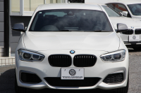 BMW 1シリーズ M140i 後期 1ｵｰﾅ 340馬力 直6ﾀｰﾎﾞB58新ｴﾝｼﾞﾝ LEDﾍｯﾄﾞﾗｲﾄ KW車高調 ﾊｰﾏﾝｶｰﾄﾞﾝ 専用ﾌﾞﾚｰｷ BBS18AW HDDﾅﾋﾞ衝突軽減ﾌﾞﾚｰｷ 車線逸脱警告 歩行者警告 ﾌﾞﾚｰｷ付ｸﾙｺﾝ 専用ｴｱﾛ 後輪駆動 8速AT 2年保証
