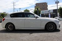 BMW 1シリーズ M140i 後期 1ｵｰﾅ 340馬力 直6ﾀｰﾎﾞB58新ｴﾝｼﾞﾝ LEDﾍｯﾄﾞﾗｲﾄ KW車高調 ﾊｰﾏﾝｶｰﾄﾞﾝ 専用ﾌﾞﾚｰｷ BBS18AW HDDﾅﾋﾞ衝突軽減ﾌﾞﾚｰｷ 車線逸脱警告 歩行者警告 ﾌﾞﾚｰｷ付ｸﾙｺﾝ 専用ｴｱﾛ 後輪駆動 8速AT 2年保証