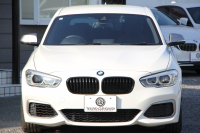 BMW 1シリーズ M140i 後期 1ｵｰﾅ 340馬力 直6ﾀｰﾎﾞB58新ｴﾝｼﾞﾝ LEDﾍｯﾄﾞﾗｲﾄ KW車高調 ﾊｰﾏﾝｶｰﾄﾞﾝ 専用ﾌﾞﾚｰｷ BBS18AW HDDﾅﾋﾞ衝突軽減ﾌﾞﾚｰｷ 車線逸脱警告 歩行者警告 ﾌﾞﾚｰｷ付ｸﾙｺﾝ 専用ｴｱﾛ 後輪駆動 8速AT 2年保証