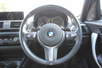 BMW 1シリーズ M140i 後期 1ｵｰﾅ 340馬力 直6ﾀｰﾎﾞB58新ｴﾝｼﾞﾝ LEDﾍｯﾄﾞﾗｲﾄ KW車高調 ﾊｰﾏﾝｶｰﾄﾞﾝ 専用ﾌﾞﾚｰｷ BBS18AW HDDﾅﾋﾞ衝突軽減ﾌﾞﾚｰｷ 車線逸脱警告 歩行者警告 ﾌﾞﾚｰｷ付ｸﾙｺﾝ 専用ｴｱﾛ 後輪駆動 8速AT 2年保証