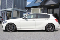 BMW 1シリーズ M140i 後期 1ｵｰﾅ 340馬力 直6ﾀｰﾎﾞB58新ｴﾝｼﾞﾝ LEDﾍｯﾄﾞﾗｲﾄ KW車高調 ﾊｰﾏﾝｶｰﾄﾞﾝ 専用ﾌﾞﾚｰｷ BBS18AW HDDﾅﾋﾞ衝突軽減ﾌﾞﾚｰｷ 車線逸脱警告 歩行者警告 ﾌﾞﾚｰｷ付ｸﾙｺﾝ 専用ｴｱﾛ 後輪駆動 8速AT 2年保証