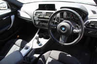 BMW 1シリーズ M140i 後期 1ｵｰﾅ 340馬力 直6ﾀｰﾎﾞB58新ｴﾝｼﾞﾝ LEDﾍｯﾄﾞﾗｲﾄ KW車高調 ﾊｰﾏﾝｶｰﾄﾞﾝ 専用ﾌﾞﾚｰｷ BBS18AW HDDﾅﾋﾞ衝突軽減ﾌﾞﾚｰｷ 車線逸脱警告 歩行者警告 ﾌﾞﾚｰｷ付ｸﾙｺﾝ 専用ｴｱﾛ 後輪駆動 8速AT 2年保証