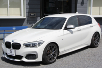 BMW 1シリーズ M140i 後期 1ｵｰﾅ 340馬力 直6ﾀｰﾎﾞB58新ｴﾝｼﾞﾝ LEDﾍｯﾄﾞﾗｲﾄ KW車高調 ﾊｰﾏﾝｶｰﾄﾞﾝ 専用ﾌﾞﾚｰｷ BBS18AW HDDﾅﾋﾞ衝突軽減ﾌﾞﾚｰｷ 車線逸脱警告 歩行者警告 ﾌﾞﾚｰｷ付ｸﾙｺﾝ 専用ｴｱﾛ 後輪駆動 8速AT 2年保証