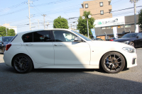 BMW 1シリーズ M140i 後期 1ｵｰﾅ 340馬力 直6ﾀｰﾎﾞB58新ｴﾝｼﾞﾝ LEDﾍｯﾄﾞﾗｲﾄ KW車高調 ﾊｰﾏﾝｶｰﾄﾞﾝ 専用ﾌﾞﾚｰｷ BBS18AW HDDﾅﾋﾞ衝突軽減ﾌﾞﾚｰｷ 車線逸脱警告 歩行者警告 ﾌﾞﾚｰｷ付ｸﾙｺﾝ 専用ｴｱﾛ 後輪駆動 8速AT 2年保証