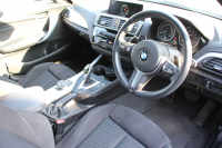 BMW 1シリーズ M140i 後期 1ｵｰﾅ 340馬力 直6ﾀｰﾎﾞB58新ｴﾝｼﾞﾝ LEDﾍｯﾄﾞﾗｲﾄ KW車高調 ﾊｰﾏﾝｶｰﾄﾞﾝ 専用ﾌﾞﾚｰｷ BBS18AW HDDﾅﾋﾞ衝突軽減ﾌﾞﾚｰｷ 車線逸脱警告 歩行者警告 ﾌﾞﾚｰｷ付ｸﾙｺﾝ 専用ｴｱﾛ 後輪駆動 8速AT 2年保証