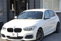 BMW 1シリーズ M140i 後期 1ｵｰﾅ 340馬力 直6ﾀｰﾎﾞB58新ｴﾝｼﾞﾝ LEDﾍｯﾄﾞﾗｲﾄ KW車高調 ﾊｰﾏﾝｶｰﾄﾞﾝ 専用ﾌﾞﾚｰｷ BBS18AW HDDﾅﾋﾞ衝突軽減ﾌﾞﾚｰｷ 車線逸脱警告 歩行者警告 ﾌﾞﾚｰｷ付ｸﾙｺﾝ 専用ｴｱﾛ 後輪駆動 8速AT 2年保証