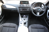BMW 1シリーズ M140i 後期 1ｵｰﾅ 340馬力 直6ﾀｰﾎﾞB58新ｴﾝｼﾞﾝ LEDﾍｯﾄﾞﾗｲﾄ KW車高調 ﾊｰﾏﾝｶｰﾄﾞﾝ 専用ﾌﾞﾚｰｷ BBS18AW HDDﾅﾋﾞ衝突軽減ﾌﾞﾚｰｷ 車線逸脱警告 歩行者警告 ﾌﾞﾚｰｷ付ｸﾙｺﾝ 専用ｴｱﾛ 後輪駆動 8速AT 2年保証