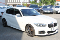 BMW 1シリーズ M140i 後期 1ｵｰﾅ 340馬力 直6ﾀｰﾎﾞB58新ｴﾝｼﾞﾝ LEDﾍｯﾄﾞﾗｲﾄ KW車高調 ﾊｰﾏﾝｶｰﾄﾞﾝ 専用ﾌﾞﾚｰｷ BBS18AW HDDﾅﾋﾞ衝突軽減ﾌﾞﾚｰｷ 車線逸脱警告 歩行者警告 ﾌﾞﾚｰｷ付ｸﾙｺﾝ 専用ｴｱﾛ 後輪駆動 8速AT 2年保証
