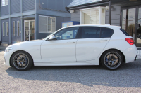BMW 1シリーズ M140i 後期 1ｵｰﾅ 340馬力 直6ﾀｰﾎﾞB58新ｴﾝｼﾞﾝ LEDﾍｯﾄﾞﾗｲﾄ KW車高調 ﾊｰﾏﾝｶｰﾄﾞﾝ 専用ﾌﾞﾚｰｷ BBS18AW HDDﾅﾋﾞ衝突軽減ﾌﾞﾚｰｷ 車線逸脱警告 歩行者警告 ﾌﾞﾚｰｷ付ｸﾙｺﾝ 専用ｴｱﾛ 後輪駆動 8速AT 2年保証