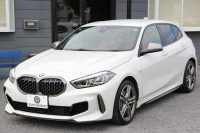 BMW 1シリーズ M135i Xdrive 4WD 306馬力 ﾋｰﾀｰ赤革 Mｽﾎﾟｰﾂｼｰﾄ Mｼｰﾄﾍﾞﾙﾄ ｱﾀﾞﾌﾟﾃｨﾌﾞMｻｽ Mｽﾎﾟｰﾂﾌﾞﾚｰｷ 追従ACC LEDﾍｯﾄﾞﾗｲﾄ BMWﾗｲﾌﾞｺｯｸﾋﾟｯﾄ ｱｯﾌﾟﾙｶｰﾌﾟﾚｲ ﾀｯﾁ画面HDDﾅﾋﾞ後退ｱｼｽﾄ ﾜｲﾔﾚｽ充電 ｽﾏｰﾄｷｰ ｲﾙﾐﾎﾞｽﾄﾝﾄﾘﾑ 2年保証