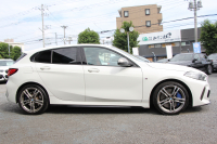 BMW 1シリーズ M135i Xdrive 4WD 306馬力 ﾋｰﾀｰ赤革 Mｽﾎﾟｰﾂｼｰﾄ Mｼｰﾄﾍﾞﾙﾄ ｱﾀﾞﾌﾟﾃｨﾌﾞMｻｽ Mｽﾎﾟｰﾂﾌﾞﾚｰｷ 追従ACC LEDﾍｯﾄﾞﾗｲﾄ BMWﾗｲﾌﾞｺｯｸﾋﾟｯﾄ ｱｯﾌﾟﾙｶｰﾌﾟﾚｲ ﾀｯﾁ画面HDDﾅﾋﾞ後退ｱｼｽﾄ ﾜｲﾔﾚｽ充電 ｽﾏｰﾄｷｰ ｲﾙﾐﾎﾞｽﾄﾝﾄﾘﾑ 2年保証