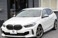 BMW 1シリーズ M135i Xdrive 4WD 306馬力 ﾋｰﾀｰ赤革 Mｽﾎﾟｰﾂｼｰﾄ Mｼｰﾄﾍﾞﾙﾄ ｱﾀﾞﾌﾟﾃｨﾌﾞMｻｽ Mｽﾎﾟｰﾂﾌﾞﾚｰｷ 追従ACC LEDﾍｯﾄﾞﾗｲﾄ BMWﾗｲﾌﾞｺｯｸﾋﾟｯﾄ ｱｯﾌﾟﾙｶｰﾌﾟﾚｲ ﾀｯﾁ画面HDDﾅﾋﾞ後退ｱｼｽﾄ ﾜｲﾔﾚｽ充電 ｽﾏｰﾄｷｰ ｲﾙﾐﾎﾞｽﾄﾝﾄﾘﾑ 2年保証