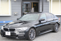 BMW 5シリーズ 523i Mｽﾎﾟｰﾂ ﾊｲﾗｲﾝ 全席ﾋｰﾀｰ黒革 HUD ｼﾞｪｽﾁｬｰｺﾝﾄﾛｰﾙ ﾜｲﾔﾚｽ充電 追従ACC ｽﾃｱﾘﾝｸﾞｻﾎﾟｰﾄ 液晶ﾒｰﾀｰ ﾀｯﾁ画面HDDﾅﾋﾞTV LEDﾍｯﾄﾞﾗｲﾄ ｵｰﾄﾊｲﾋﾞｰﾑ 360度ｶﾒﾗ 電動ﾄﾗﾝｸ 専用ｴｱﾛ ﾊﾟﾄﾞﾙｼﾌﾄ 19AW 2年保証