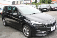 BMW 2シリーズ 218d ｸﾞﾗﾝﾂｱﾗｰ ﾗｸﾞｼﾞｭｱﾘｰ 後期 ﾌｪｲｽﾘﾌﾄ後 3列7人乗 ADｱｸﾃｨﾌﾞｾｰﾌﾃｨ&ｺﾝﾌｫｰﾄP 追従ACC HUD ﾋｰﾀｰ黒革 電動ﾄﾗﾝｸ LEDﾍｯﾄﾞﾗｲﾄ ﾀｯﾁ画面HDDﾅﾋﾞﾊﾟｰｷﾝｸﾞｱｼｽﾄ 衝突軽減ﾌﾞﾚｰｷ 車線逸脱警告 歩行者警告 2年保証