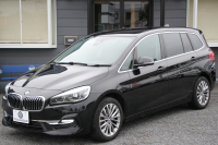 BMW 2シリーズ 218d ｸﾞﾗﾝﾂｱﾗｰ ﾗｸﾞｼﾞｭｱﾘｰ 後期 ﾌｪｲｽﾘﾌﾄ後 3列7人乗 ADｱｸﾃｨﾌﾞｾｰﾌﾃｨ&ｺﾝﾌｫｰﾄP 追従ACC HUD ﾋｰﾀｰ黒革 電動ﾄﾗﾝｸ LEDﾍｯﾄﾞﾗｲﾄ ﾀｯﾁ画面HDDﾅﾋﾞﾊﾟｰｷﾝｸﾞｱｼｽﾄ 衝突軽減ﾌﾞﾚｰｷ 車線逸脱警告 歩行者警告 2年保証