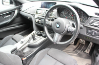 BMW 3シリーズ 320i Mｽﾎﾟｰﾂ 後期 8A新EG Mﾊﾟﾌｫｰﾏﾝｽｴｱﾛ&内装ﾄﾘﾑ&ﾃｰﾙ 追従ACC LEDﾍｯﾄﾞﾗｲﾄ LEDﾃｰﾙ HDDﾅﾋﾞBｶﾒﾗ ｽﾏｰﾄｷｰ Bluetooth接続 衝突軽減ﾌﾞﾚｰｷ 車線逸脱警告 歩行者警告 ﾊﾟﾄﾞﾙｼﾌﾄ ﾒﾓﾘｰ付電動ｼｰﾄ 2年保証