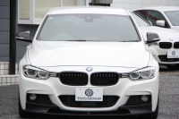 BMW 3シリーズ 320i Mｽﾎﾟｰﾂ 後期 8A新EG Mﾊﾟﾌｫｰﾏﾝｽｴｱﾛ&内装ﾄﾘﾑ&ﾃｰﾙ 追従ACC LEDﾍｯﾄﾞﾗｲﾄ LEDﾃｰﾙ HDDﾅﾋﾞBｶﾒﾗ ｽﾏｰﾄｷｰ Bluetooth接続 衝突軽減ﾌﾞﾚｰｷ 車線逸脱警告 歩行者警告 ﾊﾟﾄﾞﾙｼﾌﾄ ﾒﾓﾘｰ付電動ｼｰﾄ 2年保証