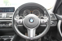 BMW 3シリーズ 320i Mｽﾎﾟｰﾂ 後期 8A新EG Mﾊﾟﾌｫｰﾏﾝｽｴｱﾛ&内装ﾄﾘﾑ&ﾃｰﾙ 追従ACC LEDﾍｯﾄﾞﾗｲﾄ LEDﾃｰﾙ HDDﾅﾋﾞBｶﾒﾗ ｽﾏｰﾄｷｰ Bluetooth接続 衝突軽減ﾌﾞﾚｰｷ 車線逸脱警告 歩行者警告 ﾊﾟﾄﾞﾙｼﾌﾄ ﾒﾓﾘｰ付電動ｼｰﾄ 2年保証