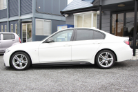 BMW 3シリーズ 320i Mｽﾎﾟｰﾂ 後期 8A新EG Mﾊﾟﾌｫｰﾏﾝｽｴｱﾛ&内装ﾄﾘﾑ&ﾃｰﾙ 追従ACC LEDﾍｯﾄﾞﾗｲﾄ LEDﾃｰﾙ HDDﾅﾋﾞBｶﾒﾗ ｽﾏｰﾄｷｰ Bluetooth接続 衝突軽減ﾌﾞﾚｰｷ 車線逸脱警告 歩行者警告 ﾊﾟﾄﾞﾙｼﾌﾄ ﾒﾓﾘｰ付電動ｼｰﾄ 2年保証