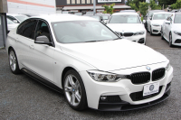 BMW 3シリーズ 320i Mｽﾎﾟｰﾂ 後期 8A新EG Mﾊﾟﾌｫｰﾏﾝｽｴｱﾛ&内装ﾄﾘﾑ&ﾃｰﾙ 追従ACC LEDﾍｯﾄﾞﾗｲﾄ LEDﾃｰﾙ HDDﾅﾋﾞBｶﾒﾗ ｽﾏｰﾄｷｰ Bluetooth接続 衝突軽減ﾌﾞﾚｰｷ 車線逸脱警告 歩行者警告 ﾊﾟﾄﾞﾙｼﾌﾄ ﾒﾓﾘｰ付電動ｼｰﾄ 2年保証