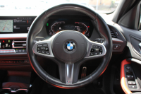 BMW 1シリーズ 118d Mｽﾎﾟｰﾂ ﾊｲﾗｲﾝ ｺﾝﾌｫｰﾄP 1ｵｰﾅ ﾋｰﾀｰ付ﾏｸﾞﾏﾚｯﾄﾞﾚｻﾞｰ 追従ACC 電動ﾘｱｹﾞｰﾄ 50thｴﾝﾌﾞﾚﾑ idriveﾅﾋﾞｹﾞｰｼｮﾝP BMWﾗｲﾌﾞｺｯｸﾋﾟｯﾄ ｱｯﾌﾟﾙｶｰﾌﾟﾚｲ LEDﾍｯﾄﾞﾗｲﾄ Pｱｼｽﾄ 18AW 専用ｴｱﾛ 2年保証