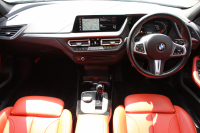 BMW 1シリーズ 118d Mｽﾎﾟｰﾂ ﾊｲﾗｲﾝ ｺﾝﾌｫｰﾄP 1ｵｰﾅ ﾋｰﾀｰ付ﾏｸﾞﾏﾚｯﾄﾞﾚｻﾞｰ 追従ACC 電動ﾘｱｹﾞｰﾄ 50thｴﾝﾌﾞﾚﾑ idriveﾅﾋﾞｹﾞｰｼｮﾝP BMWﾗｲﾌﾞｺｯｸﾋﾟｯﾄ ｱｯﾌﾟﾙｶｰﾌﾟﾚｲ LEDﾍｯﾄﾞﾗｲﾄ Pｱｼｽﾄ 18AW 専用ｴｱﾛ 2年保証